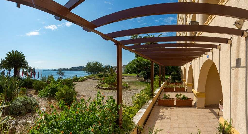 Corfu Palace Hotel Habitación foto The hotel's terrace