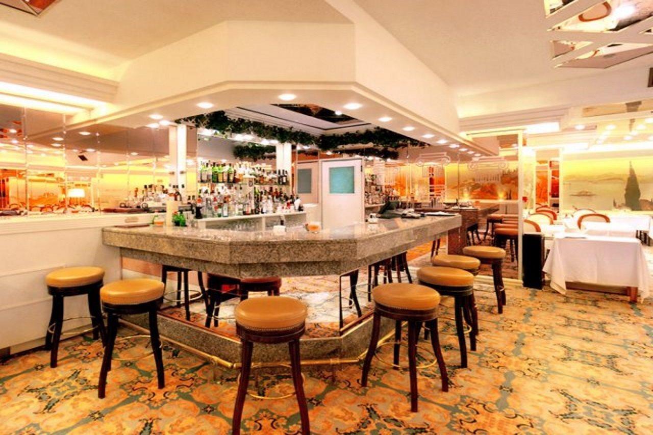 Corfu Palace Hotel Exterior foto The bar on the Queen Mary 2