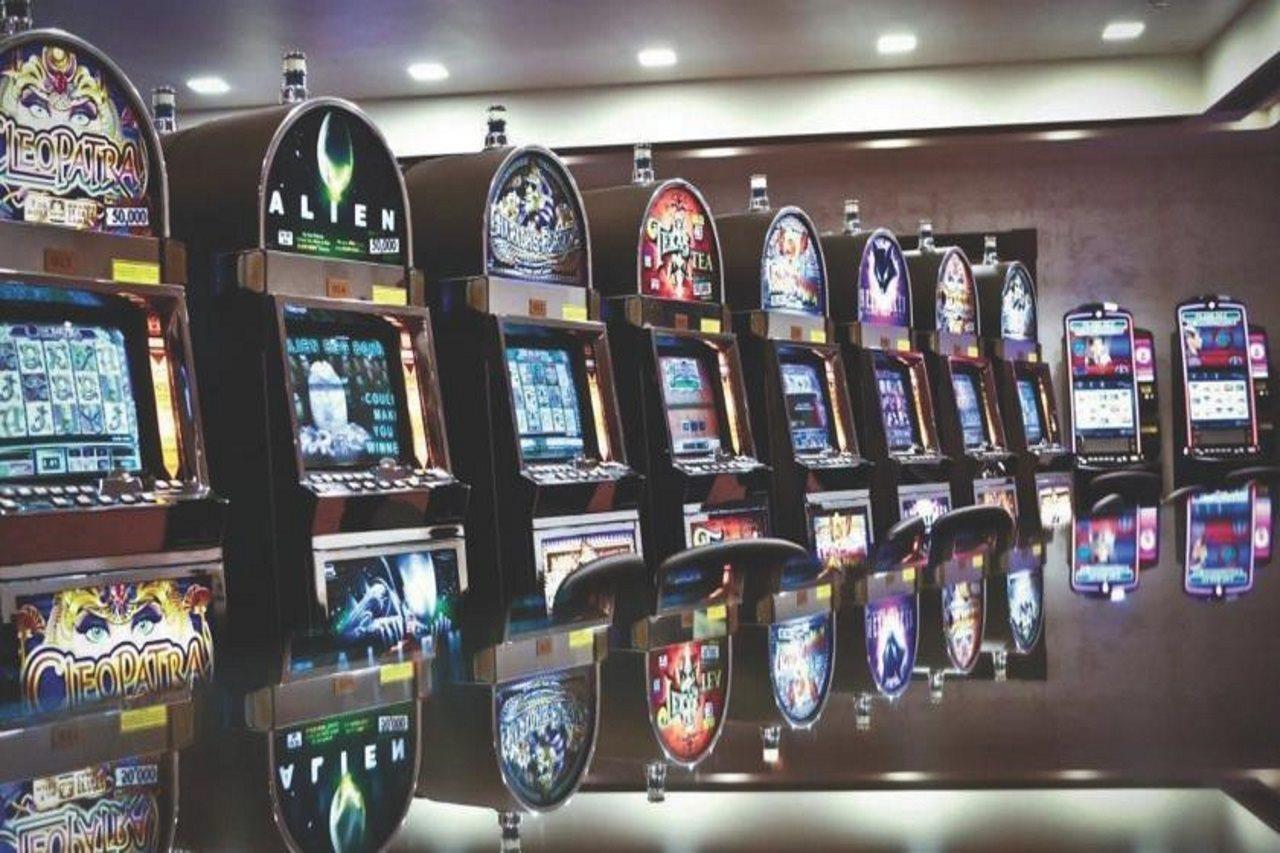 Corfu Palace Hotel Exterior foto A row of video poker machines