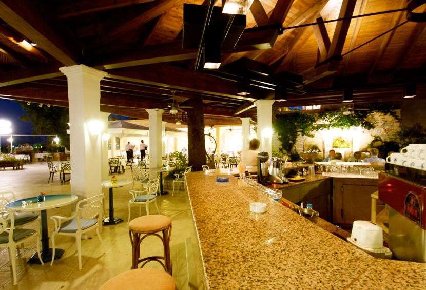 Corfu Palace Hotel Exterior foto The bar at the resort