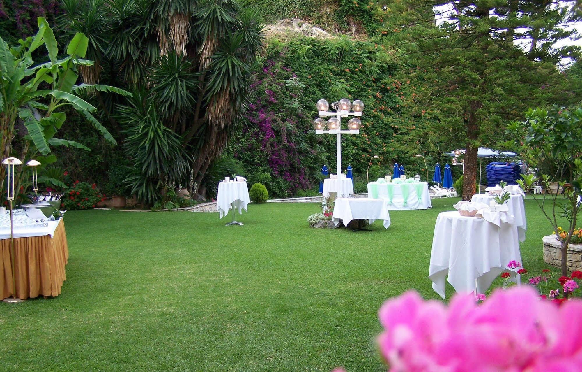 Corfu Palace Hotel Exterior foto The garden of the hotel